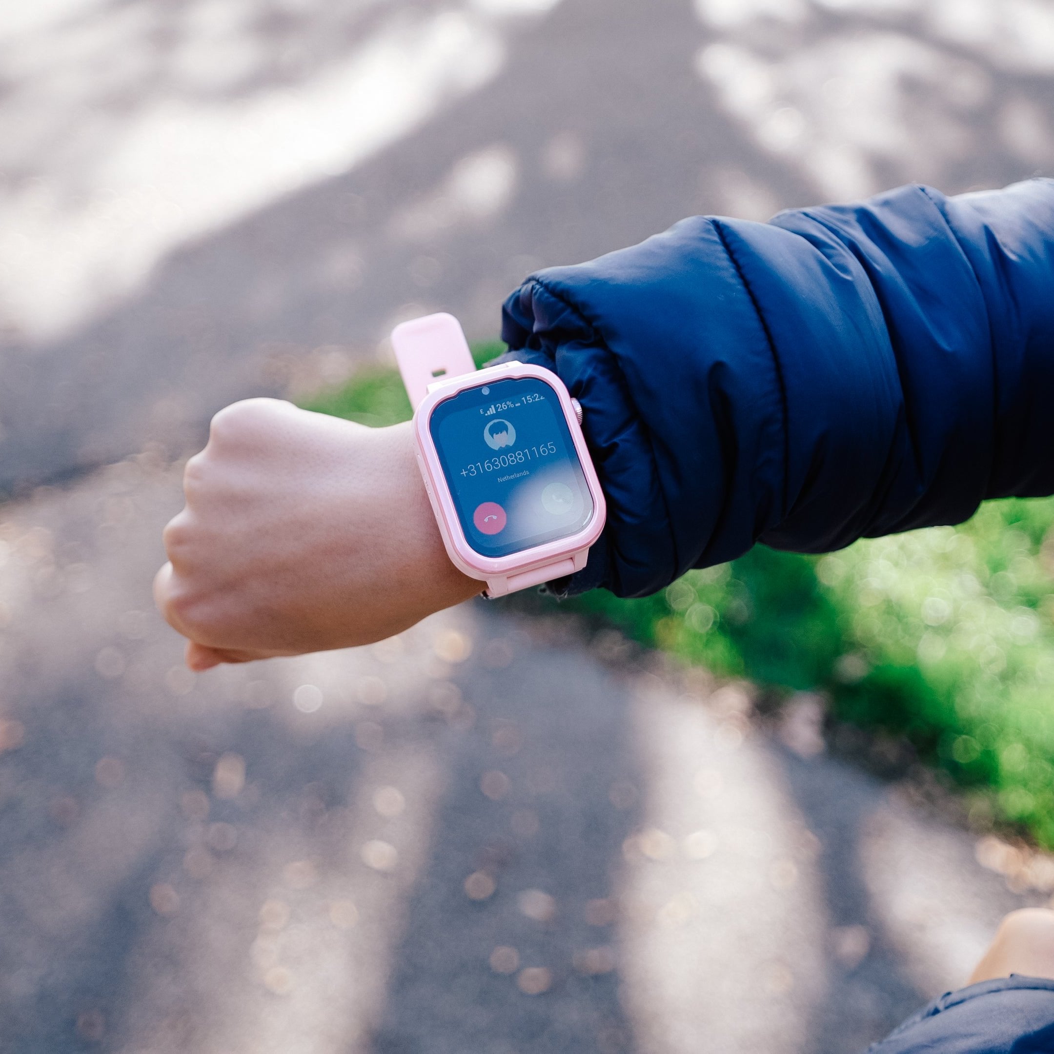 Uitgelicht door het AD: Waarom de GPS horloges van Qlokkie een slimme keuze is voor ouders en kinderen