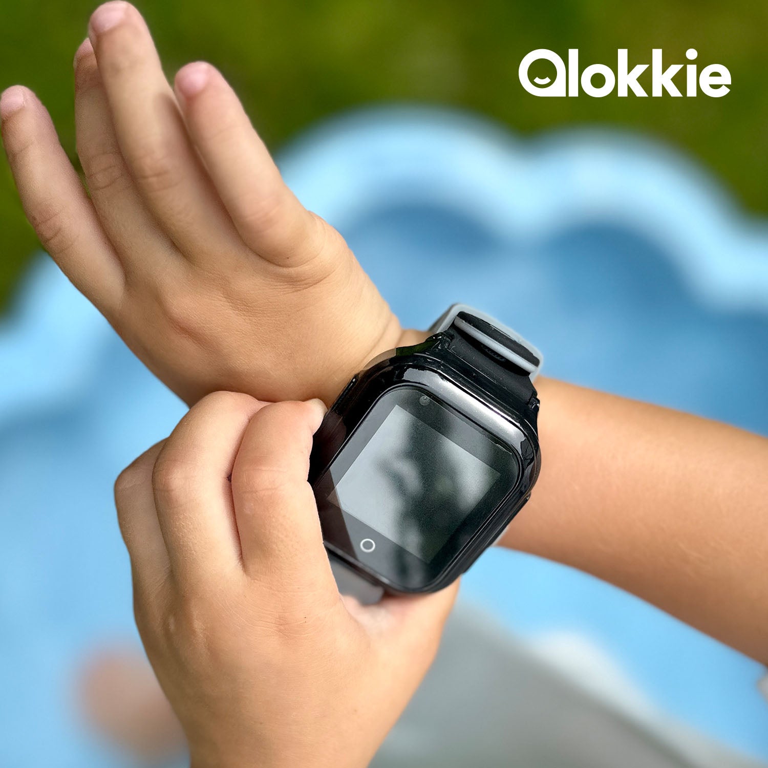 Een arm met de zwarte kinderhorloge Kiddo GO + 