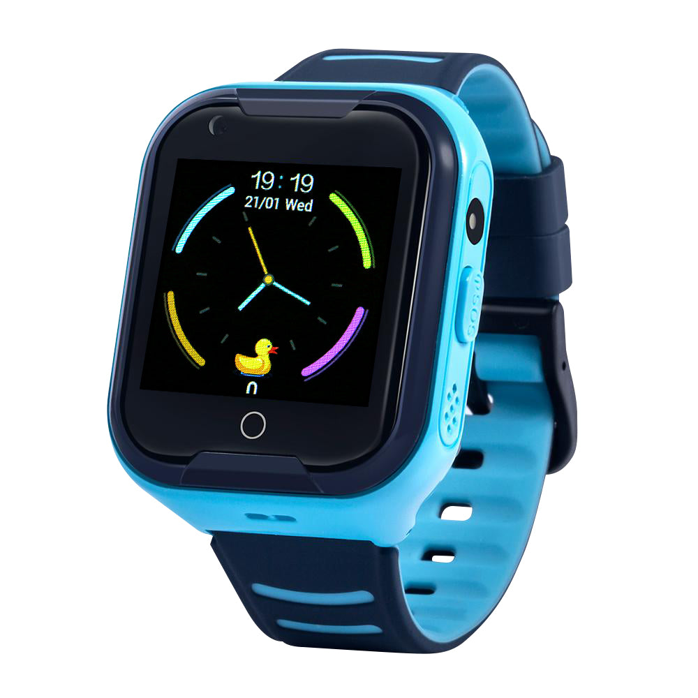 Schuin aanzicht van een blauw Qlokkie Kiddo 11 GPS horloge voor kinderen, met tijdsweergave, analoge klok, SOS- knop en ingebouwde camera zichtbaar aan de voorkant.
